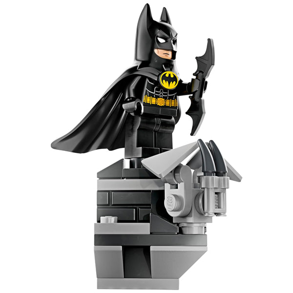 The LEGO DC Super Heroes Batman 1992 Polybag Set 30653 features Batman in a black suit with yellow bat symbol and cape, standing on a mini rooftop with a Batarang—perfect for LEGO and DC fans!.