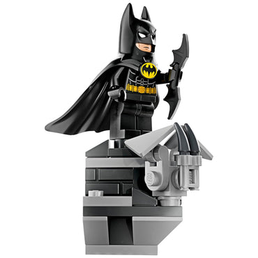 The LEGO DC Super Heroes Batman 1992 Polybag Set 30653 features Batman in a black suit with yellow bat symbol and cape, standing on a mini rooftop with a Batarang—perfect for LEGO and DC fans!.